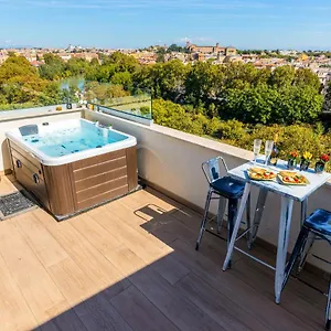 Appartamento Penthouse With A Panoramic Rooftop In Trastevere With Seasonally Jacuzzi, Roma